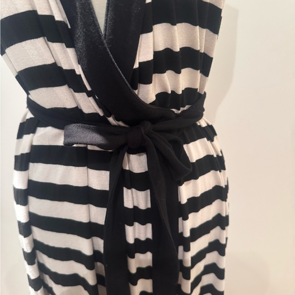Liz Lange Black and Cream Striped Dress.
Vintage now! Size 3 Maternity = M/L - Picture 4 of 13